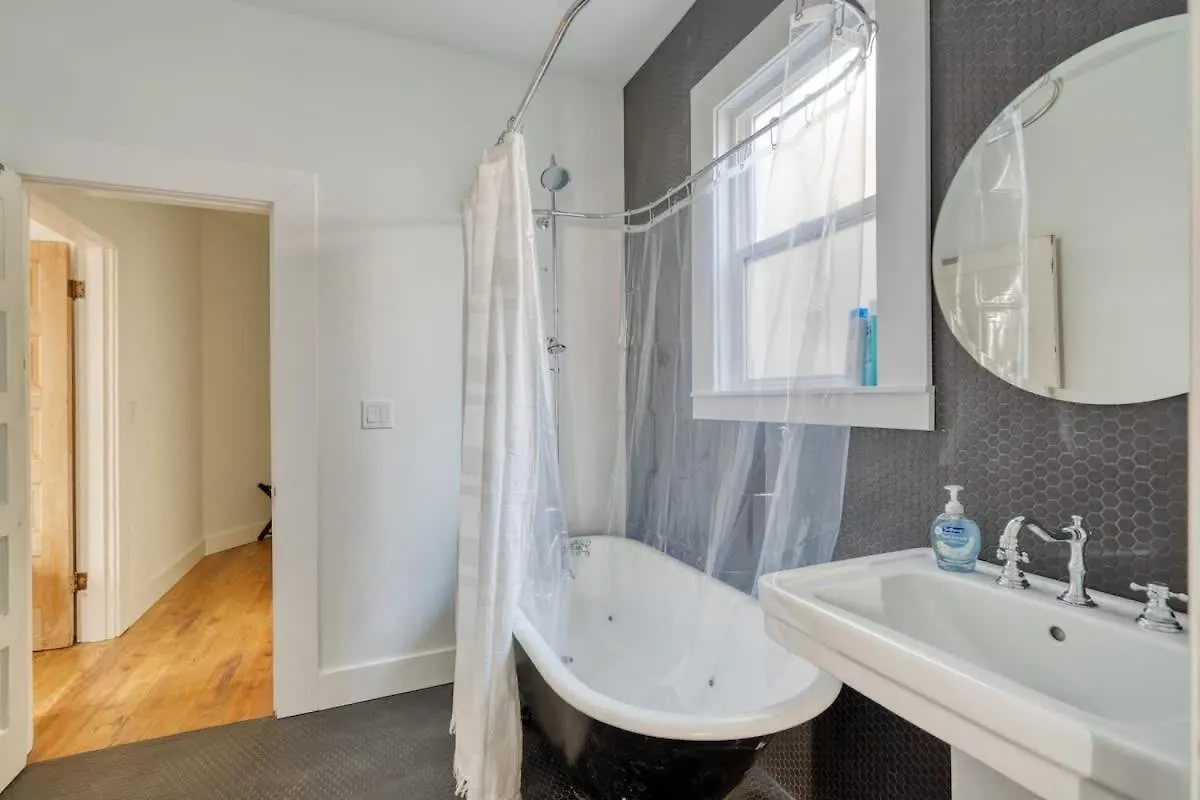 Apartment Stay Portland Collection - The Tresor Suite- Cold Brew & Craft Beers United States