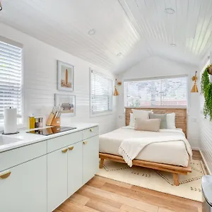 Holiday home Collection - Noir-emerald Modern Tinylux In, Portland